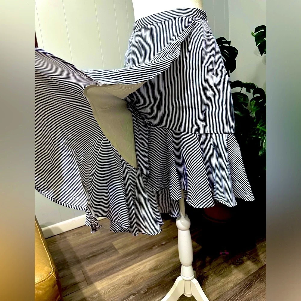 🛍️ Gianni Bini white blue striped wrap style skirt with zipper closure.